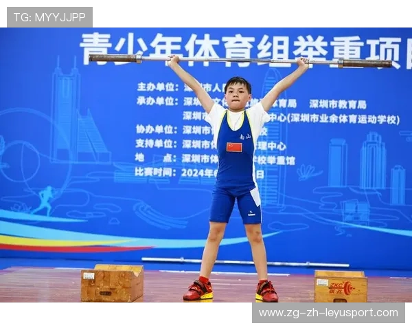 举重学院推动青少年动作规范示范课进校园，学校举重比赛